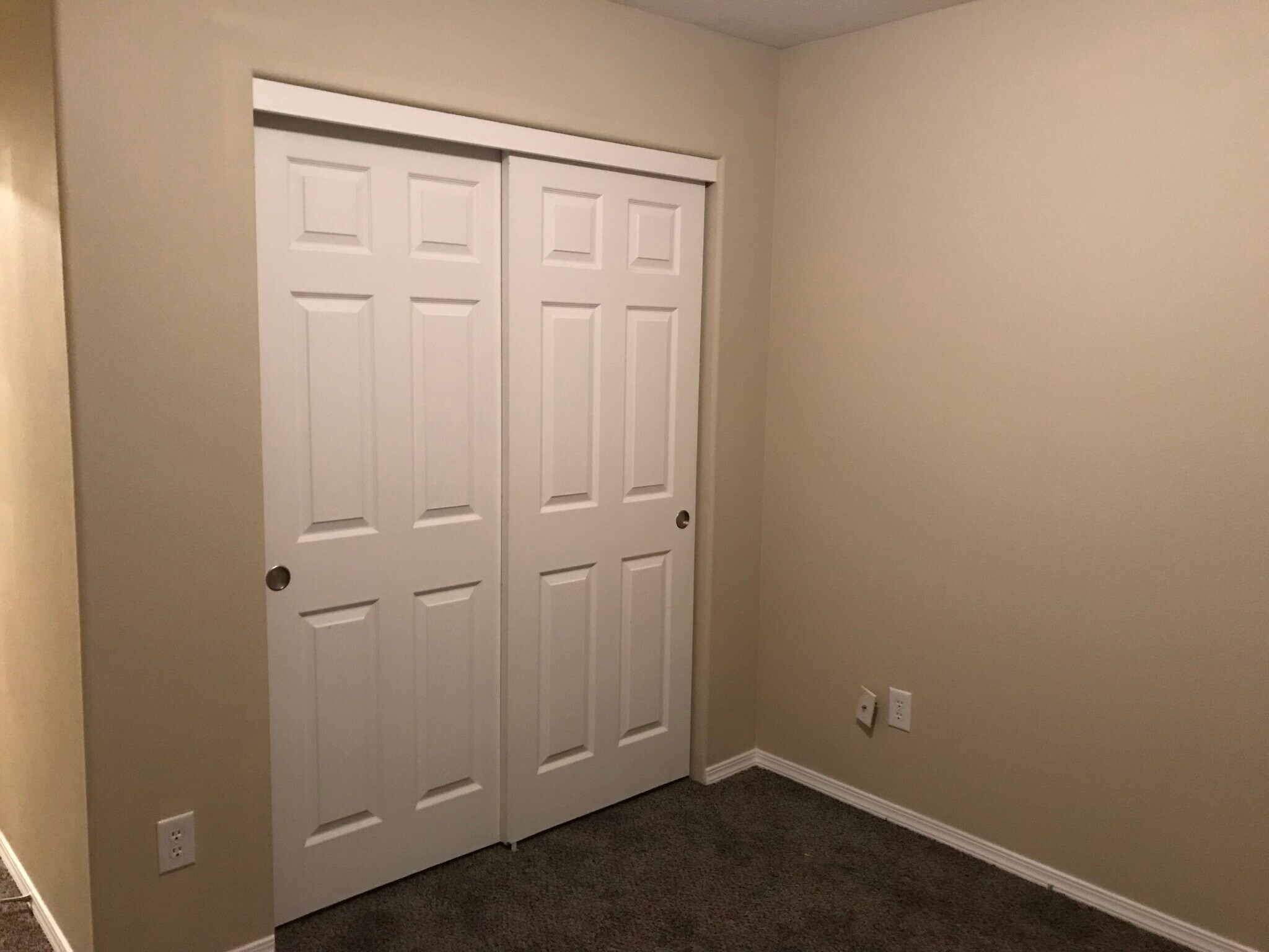 Large bedrooms with large closets - 3013 Main St