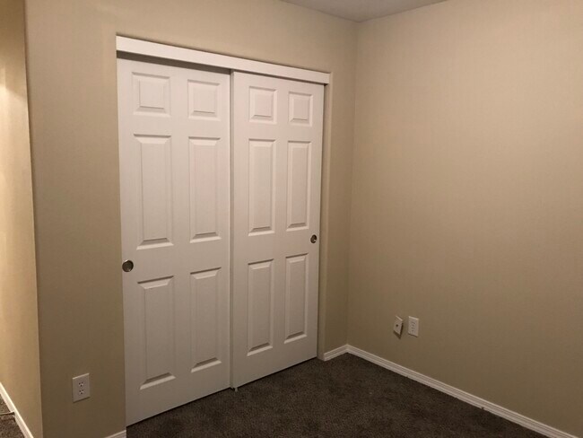Large bedrooms with large closets - 3013 Main St