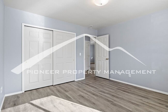 Building Photo - Prime Location - 2 bd, 2 bath, washer/drye...