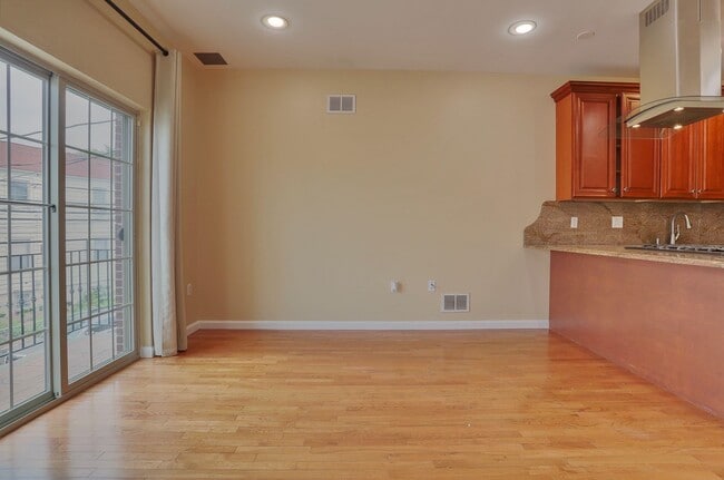 Building Photo - 249 Winfield Ave