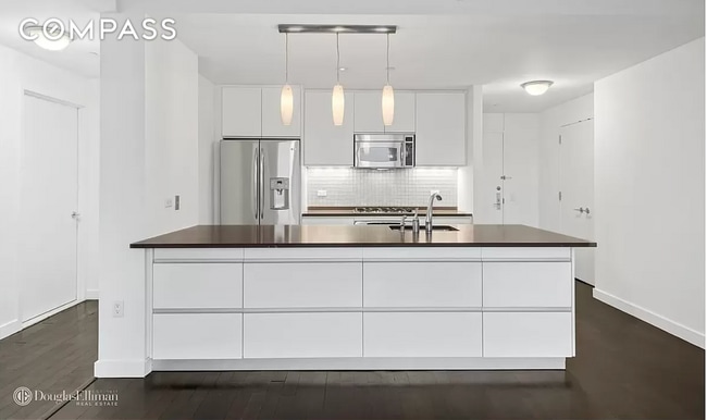 Building Photo - 306 Gold St