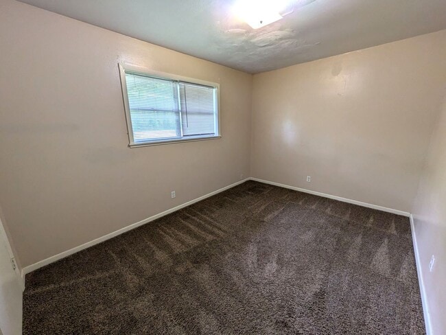 Building Photo - 130 Mansfield Ferry Rd