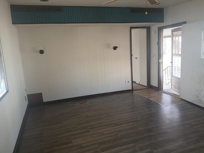 Building Photo - 11 Camelot Dr