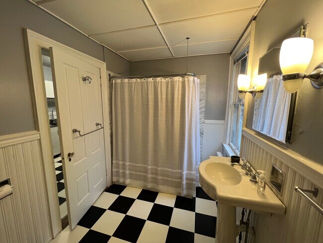 Full Bath - 260 High St