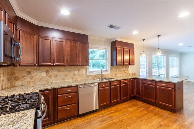 Building Photo - 3014 Skyland Dr NE