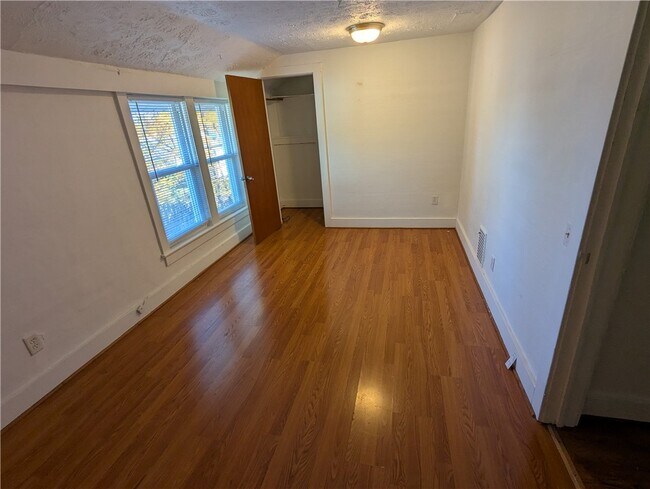 Building Photo - 250 North Ave