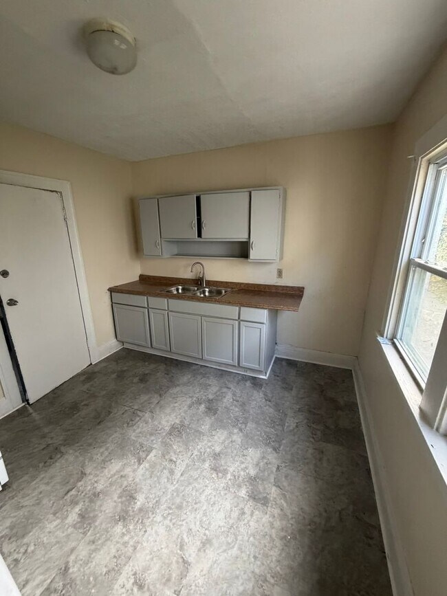 Building Photo - 12706 Parkhill Ave