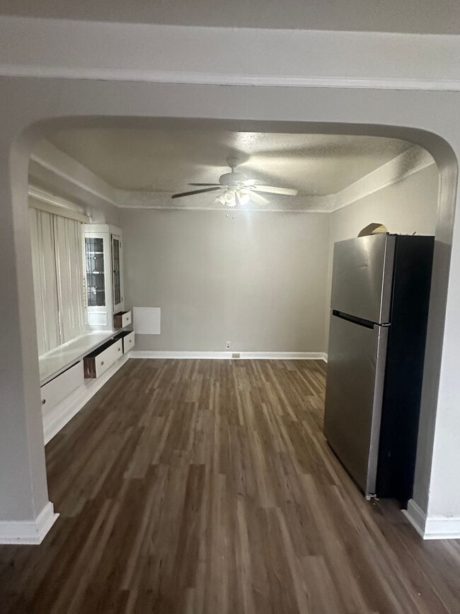 Building Photo - 4bd Single Section 8