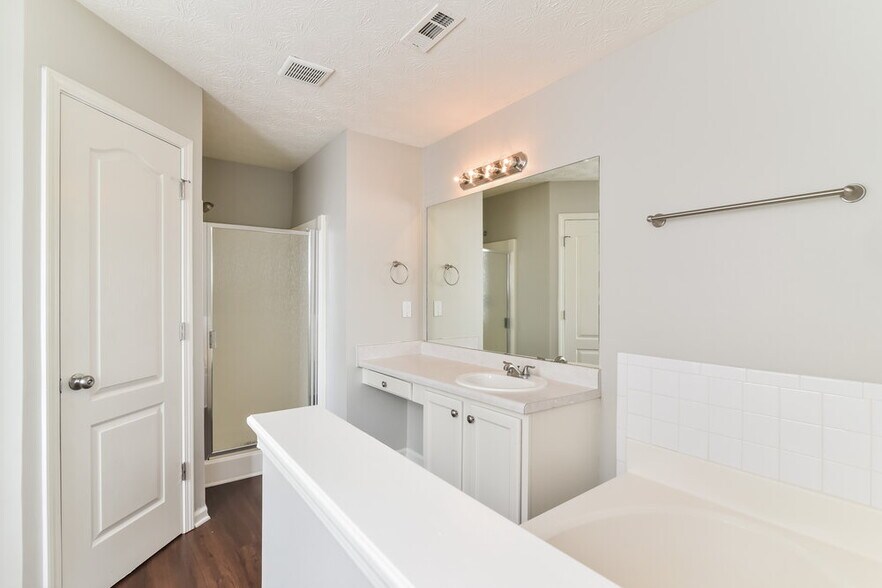 Building Photo - 5160 Towne Park Dr
