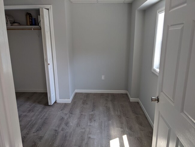 Building Photo - Private 3 bed 2bath house in North Johnson...