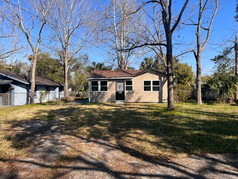 Front of house from middle of front yard - 2821 W 11th St