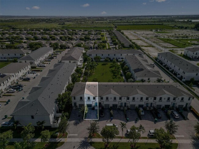 Building Photo - 757 SW 11th St