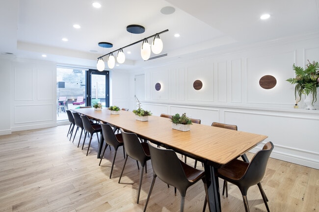 Interior Photo - Fifth and Wythe