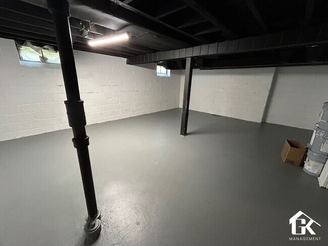 Building Photo - 5915 Farmbrook St
