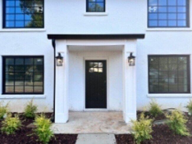 Building Photo - 1122 NE Wellman Ave