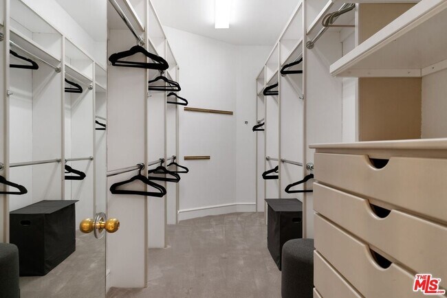 Building Photo - 506 N Rexford Dr