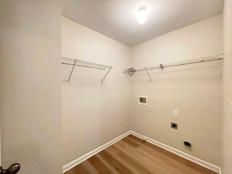 Laundry room - 2650 Royston Dr
