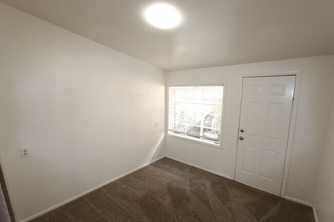 Building Photo - Bright 3-Bedroom Single-Level Duplex with Garage | 1,166 Sq Ft | Convenient Flagstaff Location