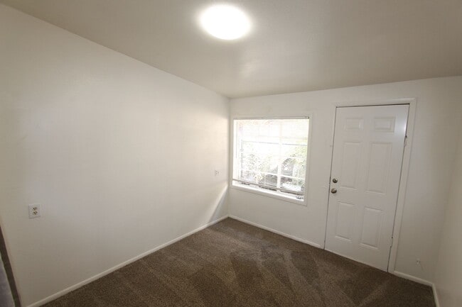 Building Photo - Charming 3-Bedroom Apartment with Garage &...