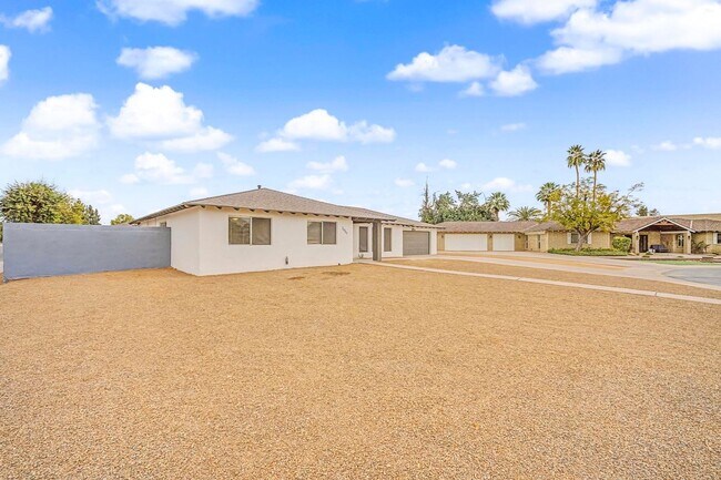 Building Photo - Tempe 5 bedroom 3 bath with pool and HUGE yard