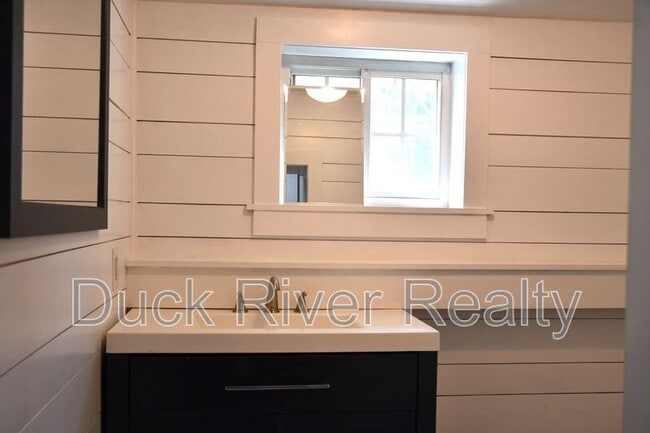 Building Photo - 211 W 10th St