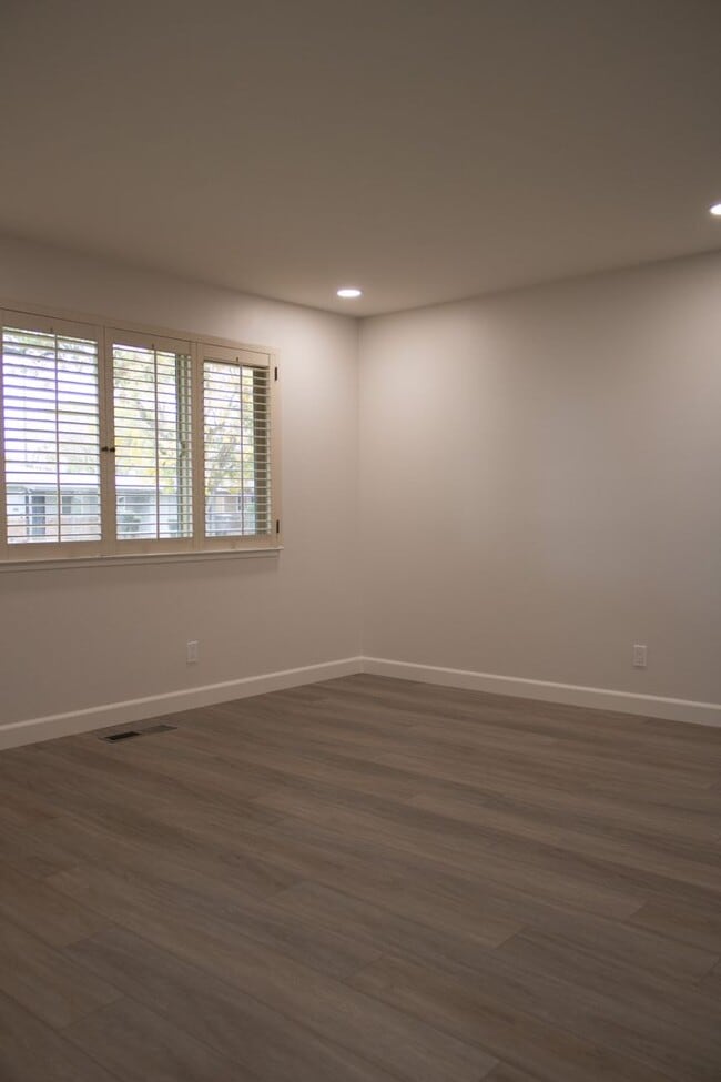 Building Photo - 3 BD 2 BA in Tahoe Park