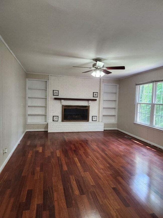 Building Photo - Spacious 4 bedroom 2 bath home in North HI...