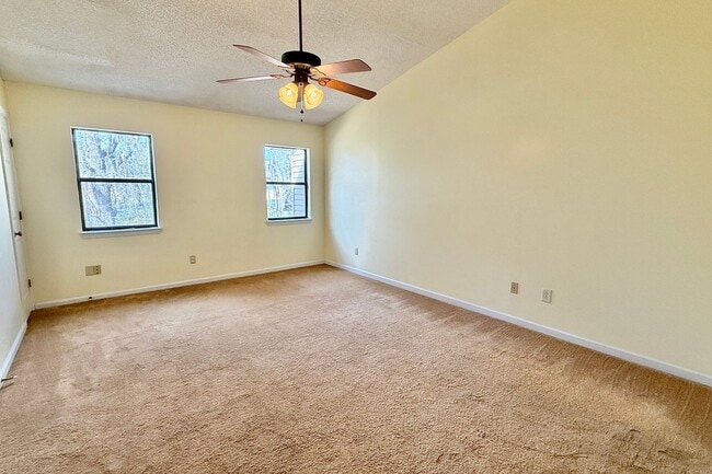 Building Photo - AVAILABLE NOW! (No Pets Preferred)