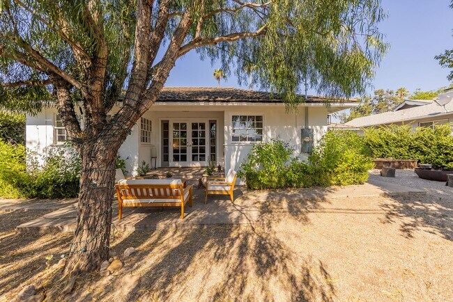 Building Photo - Downtown cottage