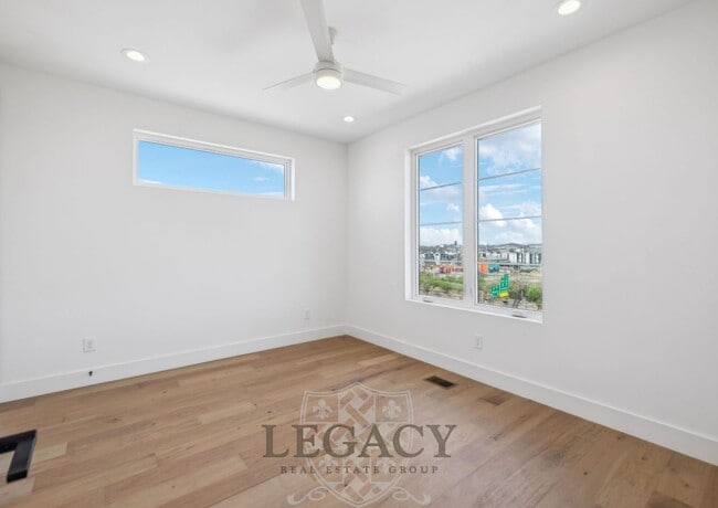 Building Photo - 1019 12th Ave N