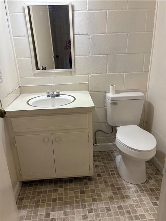 Building Photo - Spacious 4 bedroom, 2.5  bath house near B...