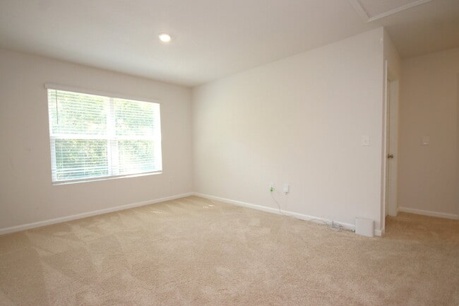 Building Photo - Spacious 5-Bedroom Home Near NAS with Move...