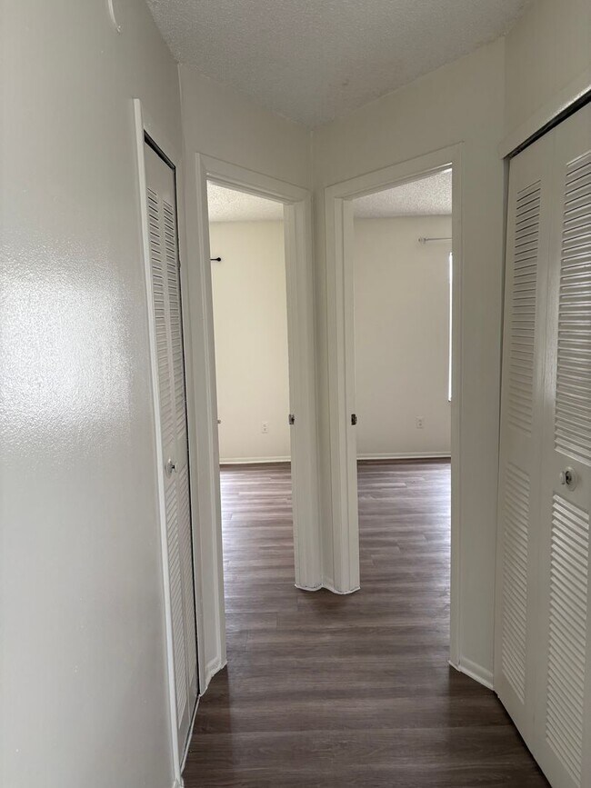 Building Photo - Townhome in Chelsea Square