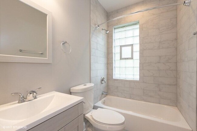 Building Photo - 2 bedroom in CHICAGO IL 60625