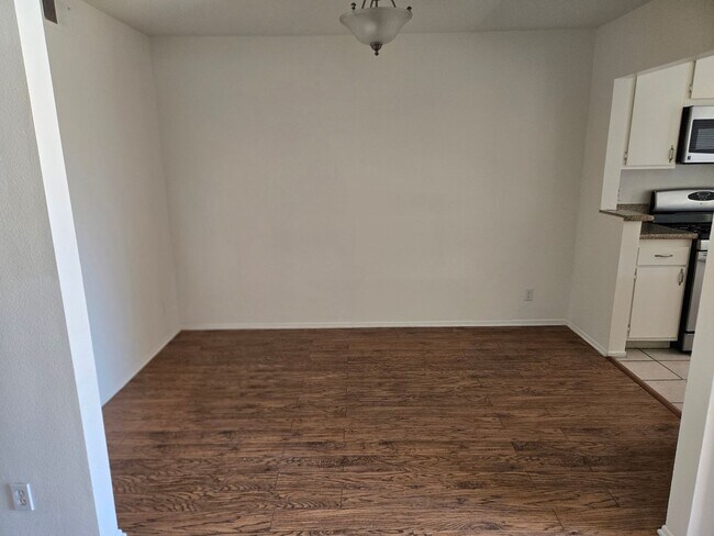 Building Photo - Lovely Ground Level 1 Bedroom 1 Bathroom In Irvine