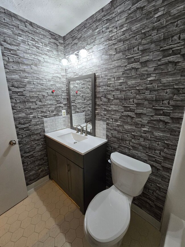 Building Photo - 6004 Shearwater Dr