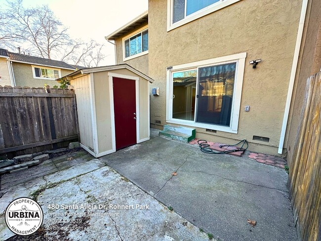 Building Photo - Charming 2-Bedroom Townhouse in a Prime Lo...