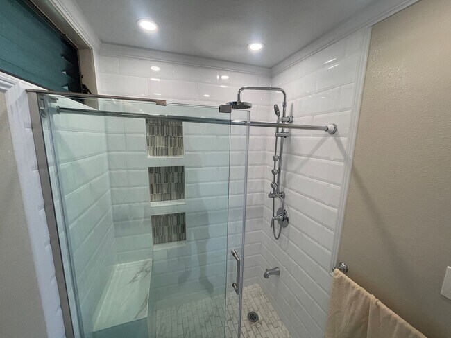 Building Photo - Beautiful 2 bedroom, 2 bath townhome