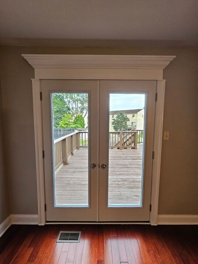Building Photo - 3 Bedroom 1.5  bathroom End unit Townhouse near Bethlehem Catholic High School.
