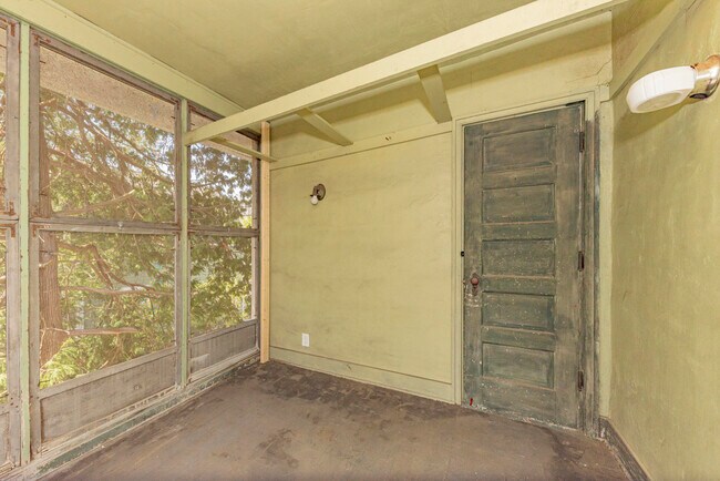 Building Photo - 1324 Wells St
