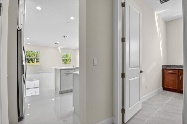 Building Photo - 15120 Wildwood Cir