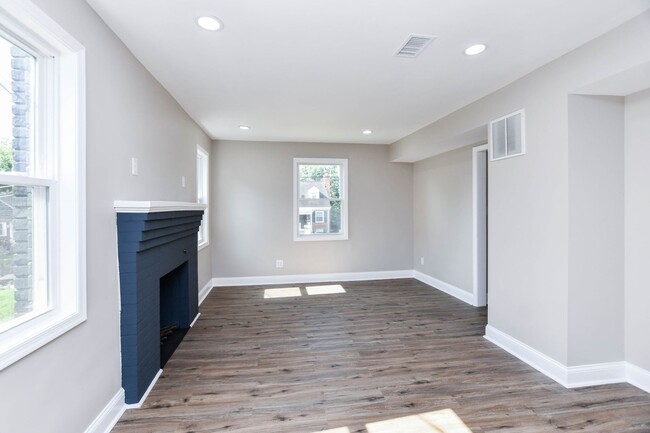 Building Photo - 4 Bedroom 2.5 Bathroom Open Floor Plan 3 S...