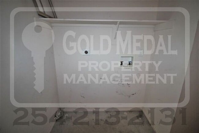 Building Photo - 4003 Cambridge Dr