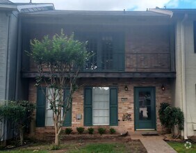 Building Photo - Village Green Townhome