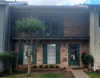Building Photo - Village Green Townhome