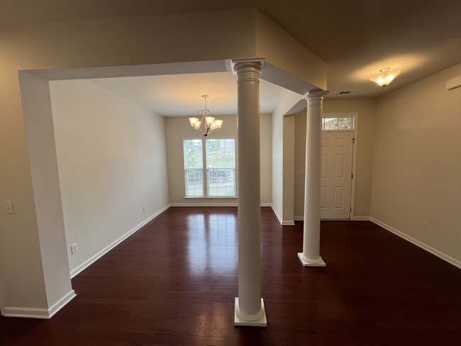 Building Photo - 447 Warren Hill Dr