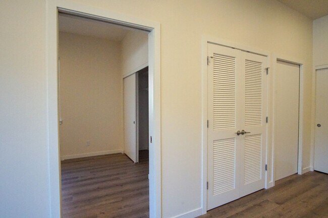 Building Photo - Top Floor John's Landing-Modern, Spacious ...