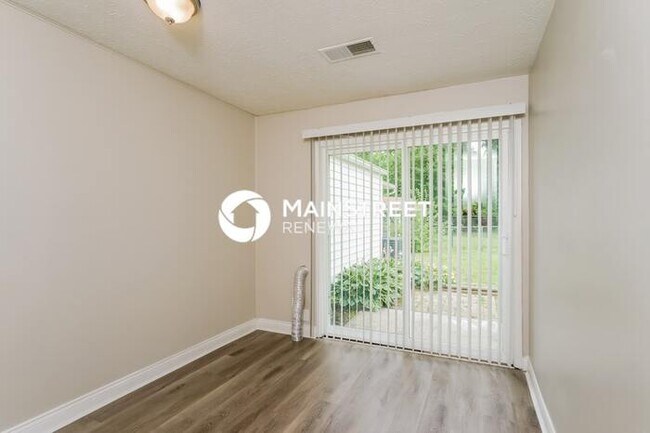 Building Photo - 4 Bedroom Pet-Friendly Home in louisville,...