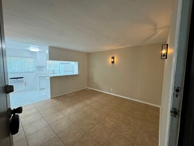 Building Photo - 856 S St. Andrews Pl