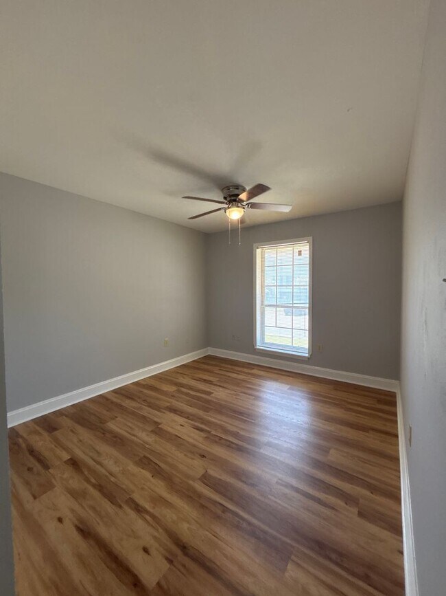 Building Photo - 2 Bed 2 Bath Coming Soon!